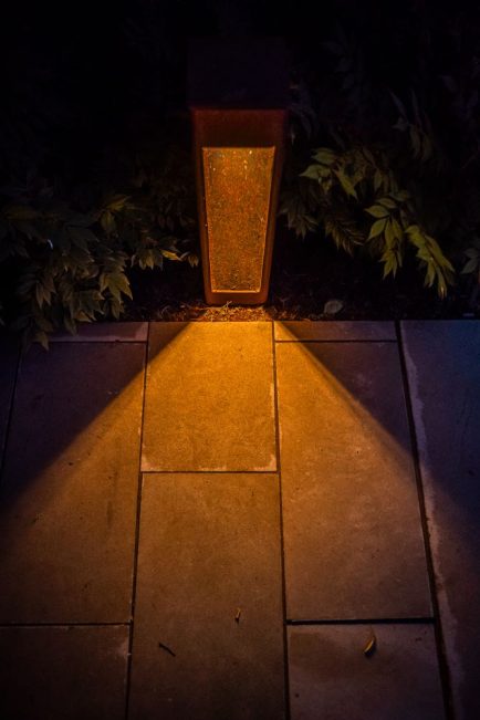 Lampe d'acier avec son reflet au sol