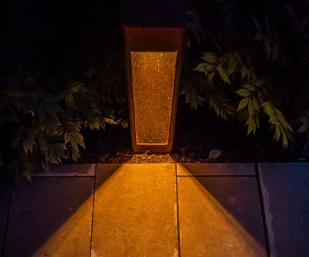 Lampe d'acier avec son reflet au sol