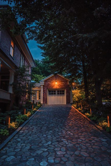 Entrée de cour en pierre de granit local qui rappelle les rues d'époque en cobblestone - Photo de nuit