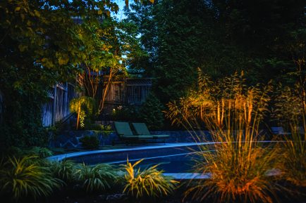 Éclairage de jardin autour d'une piscine