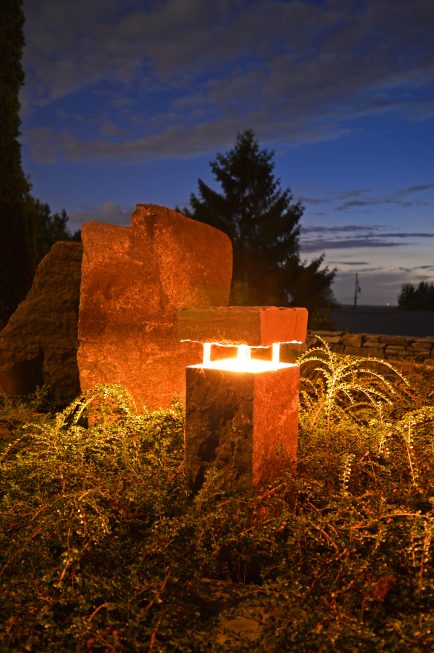 Lampe de pierre qui éclairage un aménagement paysager