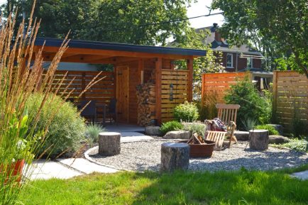 Pavillon de jardin et espace foyer dans un aménagement paysager naturel