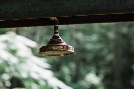 Pommeau de douche sous une poutre d'acier